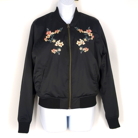 American Eagle Black Floral Embroidered Quilted Shiny Jacket Size Small - Picture 1 of 9